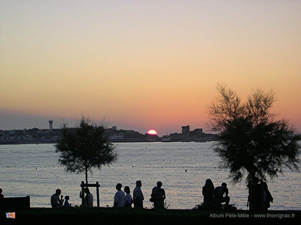 St Jean ete 05 005.JPG - Coucher de soleil sur Socoa depuis Saint Jean de Luz -Août 2005          